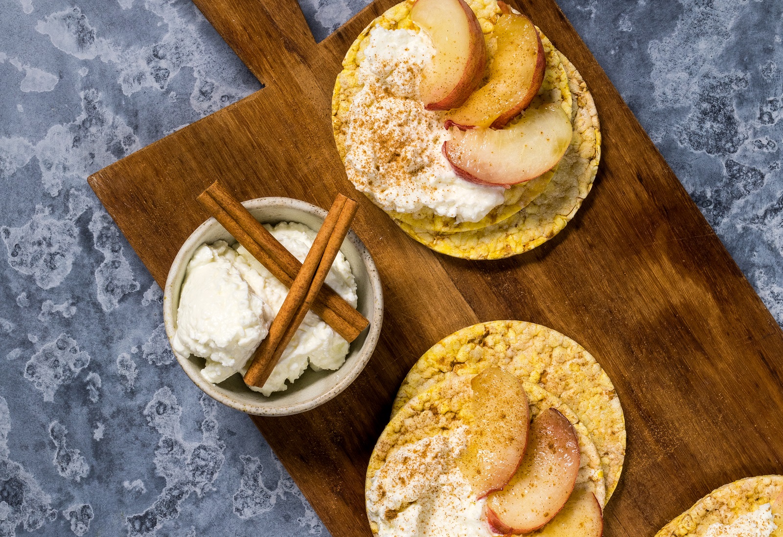 Cottage cheese, white peach and cinnamon of CORN THINS slices for breakfast